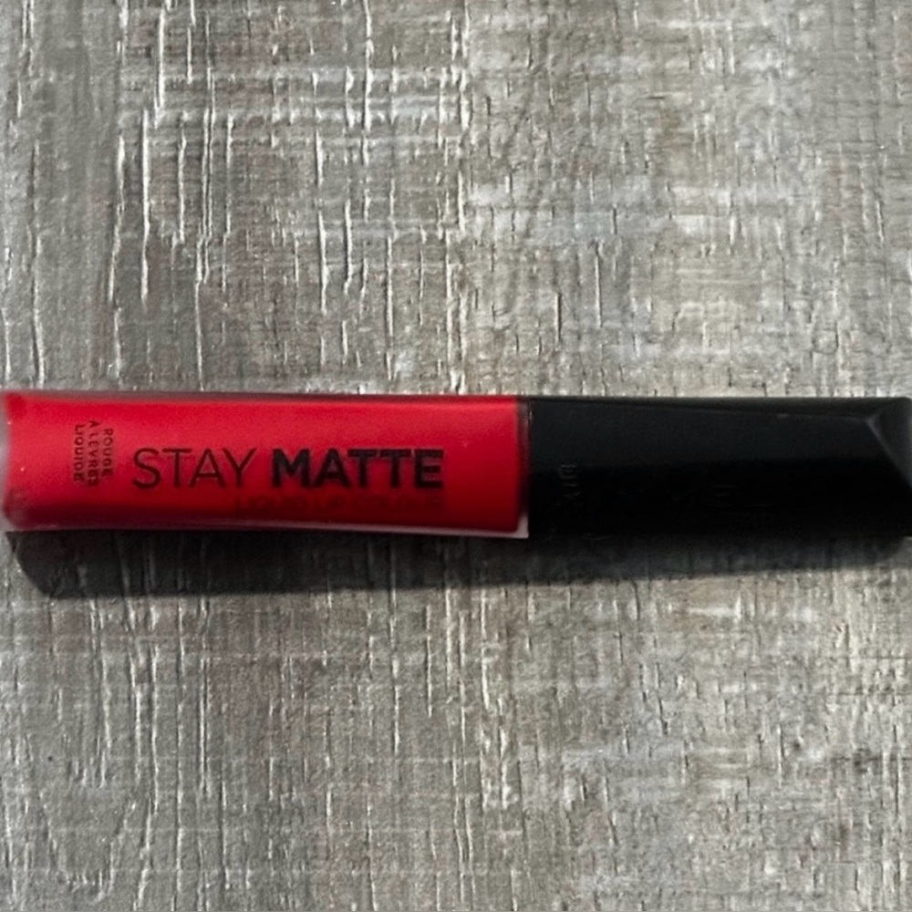 💞 New Rimmel Stay Matte Liquid Lip Colour in Fire Starter Red